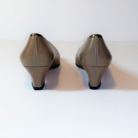 *Salvatore Ferragamo taupe leather pumps Italy 7.5 Vintage - Picture 4 of 7